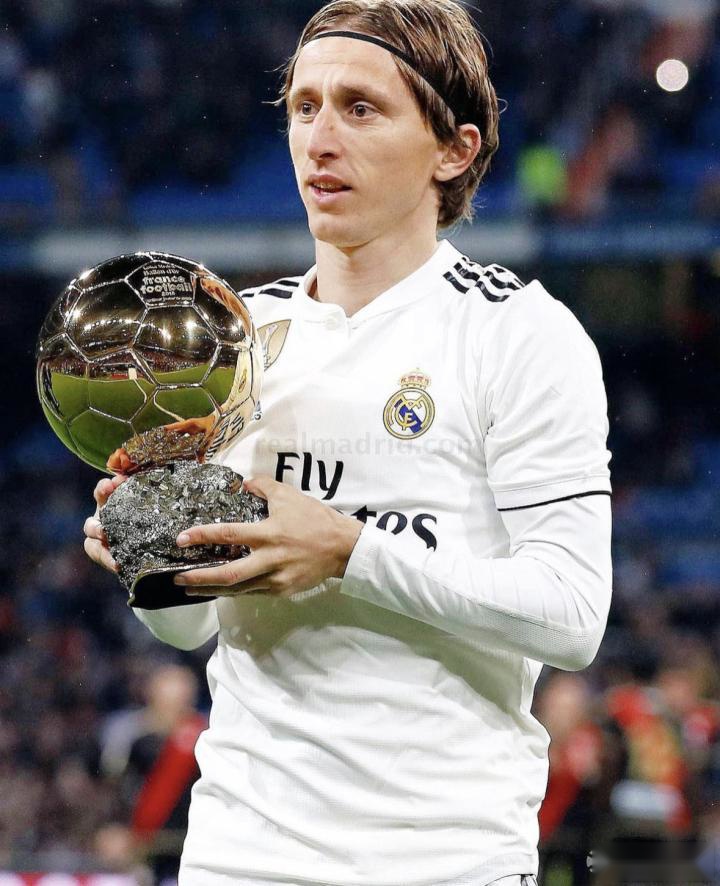 宋凯出席中国体育美术作品展览，与奥运冠军金牌合影